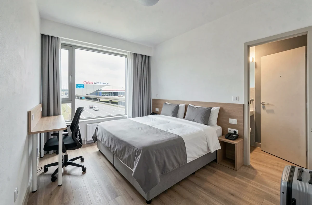 Chambre fonctionnelle du B&B Hôtel Calais Terminal Cité Europe 4 étoiles avec vue sur l'échangeur autoroutier