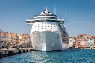 Bateau de croisière blanc amarré au port de Nice avec la vieille ville en arrière-plan et la mer Méditerranée