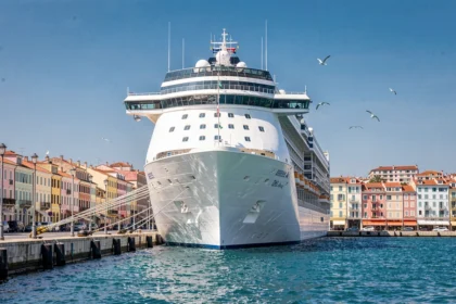 Bateau de croisière blanc amarré au port de Nice avec la vieille ville en arrière-plan et la mer Méditerranée